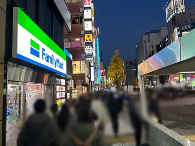 ワイズワイスへの道順 6／12：直進をして一つ目の路地を越えます。