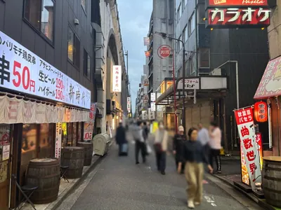 秋葉原　あんりみてっどへの道順 6／7：一つ目の路地を越えて直進をします。
