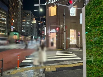 プロポーションへの道順 7／8：一つ目の十字路を横断歩道を渡って右折します。