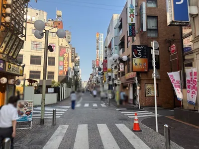 ガールズコレクションへの道順 6／11：二つ目の十字路を越えて直進します。