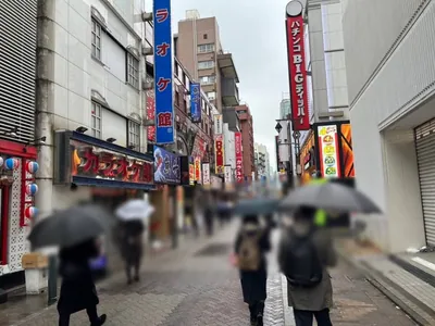 リオへの道順 4／4：直進をすると左手に新橋リオの入るビルが出てきます。