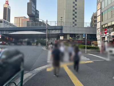 櫻子 （さくらこ）への道順 3／9：一つ目の横断歩道を渡ります。