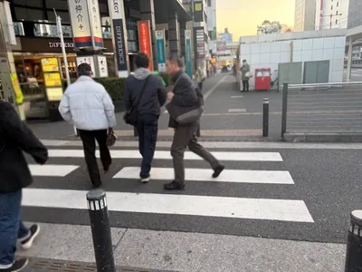 ジェム （GEMME 川崎）への道順 3／8：横断歩道を渡ったら右折します。