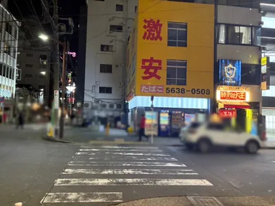 カポネへの道順 8／9：左折後すぐ左の横断歩道を渡ります。