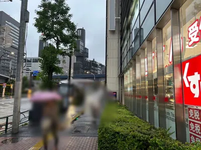 りぼん （リボン）への道順 1／9：銀座線「新橋駅」5番出口を出たら道路を左手に直進します。