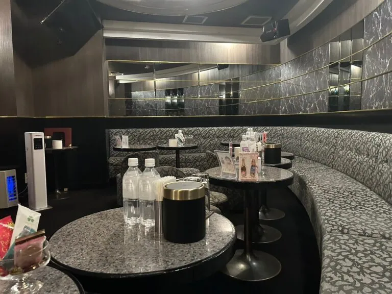 和花 （ワカ）の店内