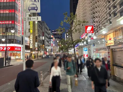 ビルスへの道順 3／6：道路を左手に直進します。