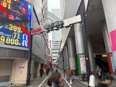 アリエル1への道順 4／7：マークシティの左脇の路地を進みます。