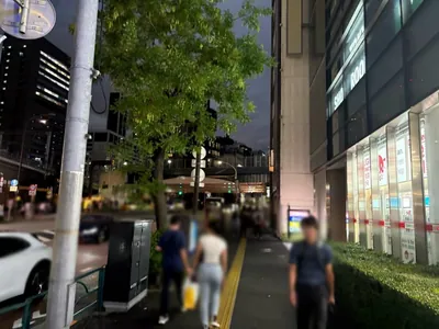 エフカへの道順 2／7：出口を背にし、道路を左手に直進します。