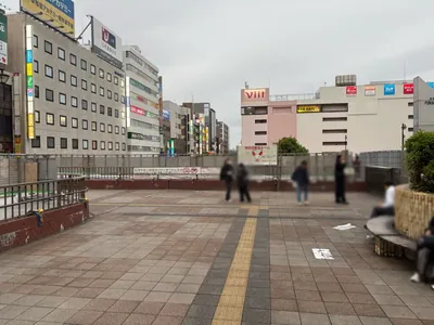 クラウンへの道順 2／10：駅を背にして正面に進みます。