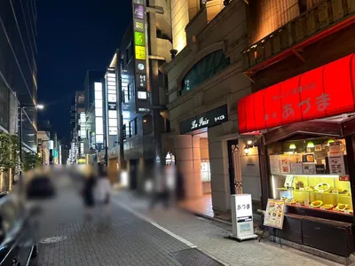 ベルラウンジへの道順 7／7：十字路を過ぎて少し歩くと右手に銀座ベルラウンジの入る「ラペビル」があります。