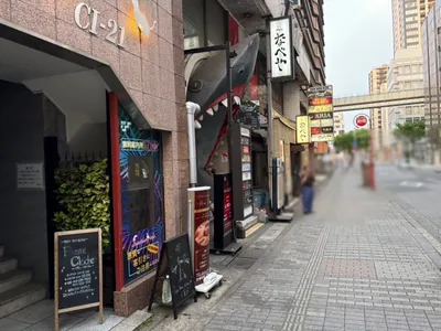 シャンクスへの道順 16／16：少し進むと左手に千葉シャンクスの入る「しんなかビル」があります。
