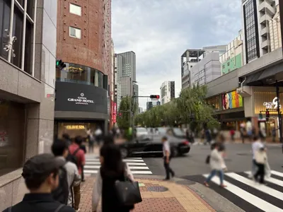 予詩 （ヨシ）への道順 7／10：「難波橋」の交差点に出たら横断歩道を渡らずに左折します、