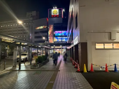 ルパン乃小屋 （ルパンノコヤ）への道順 2／10：駅を背にして右手に進みます。