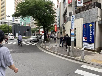 日暮里　ミダスへの道順 4／7：下りきったら正面の横断歩道を渡って道路を左手にして道なりに歩きます。