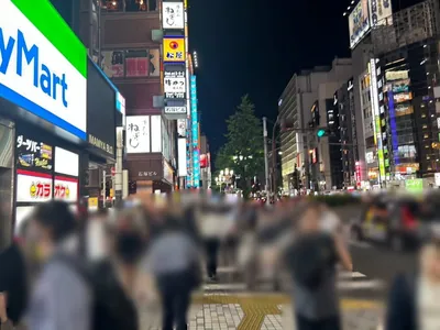 オレンジテラスへの道順 6／10：左手の一つ目の路地を越えます。