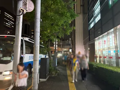 セナへの道順 2／7：出口を背中にし、道路を左手に直進します。