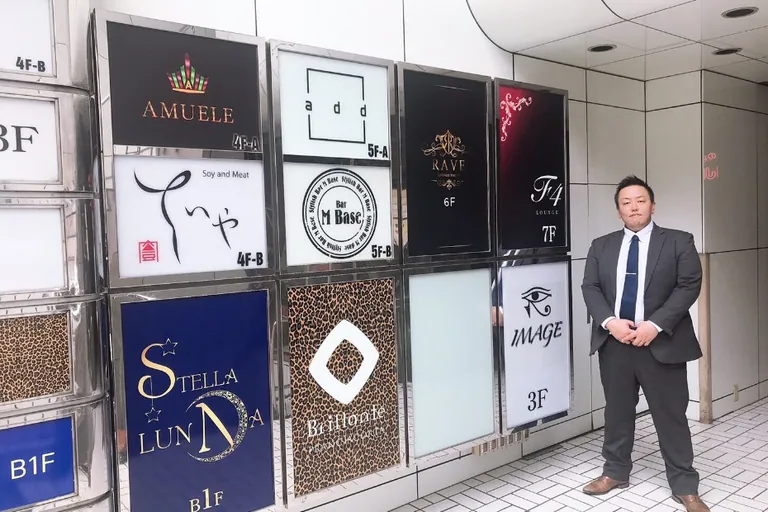 F4ラウンジ(エフフォーラウンジ)の店内