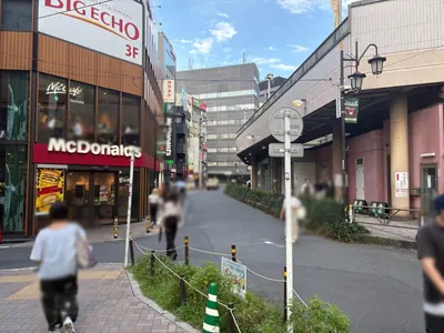 38℃ (サンジュウハチド)への道順 3／11：左手路地を越えて直進します。