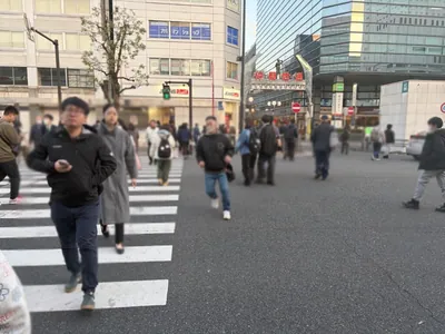 ジェム （GEMME 川崎）への道順 2／8：川崎駅中央東口を出たら直進して正面の横断歩道を仲見世通り方面へ渡ります。