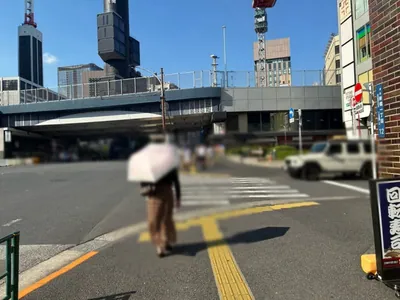ロッカクアンへの道順 3／13：一つ目の横断歩道を渡って直進します。