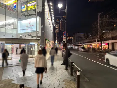 プレグナントへの道順 9／15：線路を右手にして直進します。