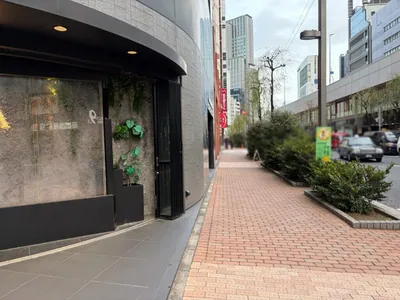ウエダへの道順 7／12：「難波橋」の交差点に出たら横断歩道を渡って直進します。