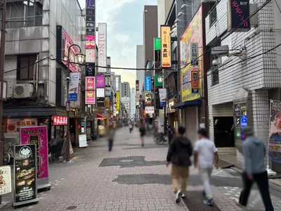 クラッシュへの道順 8／10：左手の2つ目の路地を越えて直進を続けます。