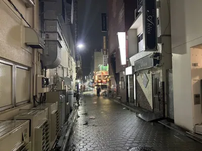 綾瀬　レディへの道順 2／3：駅を背中にして左へ歩きます。