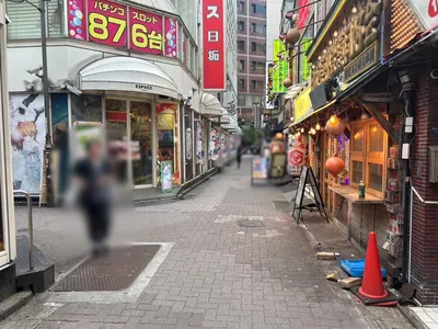 サラへの道順 10／12：左手路地を超えて直進します。