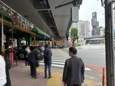 フローラへの道順 3／6：一つ目の横断歩道を渡って直進します。