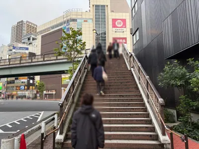 エピラウンジへの道順 3／13：歩道橋を上ります。