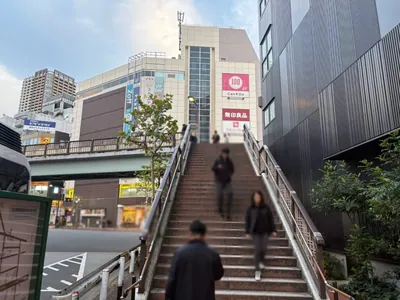 別世界 （ベツセカイ）への道順 3／13：正面の歩道橋を上ります。