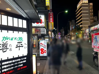 ゴッドファーザーへの道順 4／5：左手の二つ目の路地を左折します。