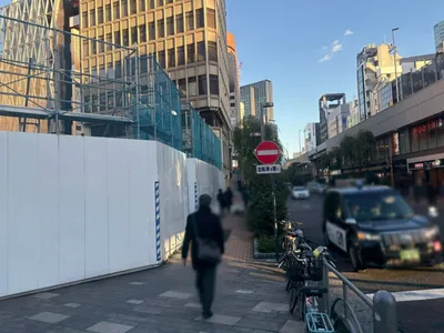 ゆり歌語 （ユリカゴ）への道順 5／9：横断歩道を渡ったら右折します。