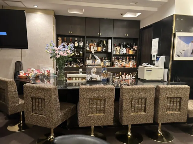 夕やけ小やけの店内