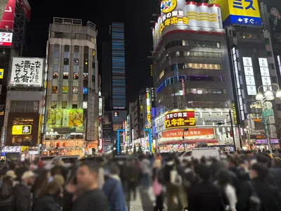 ハルへの道順 4／8：直進すると「歌舞伎町」の交差点に出るので交差点を渡って右折します。
