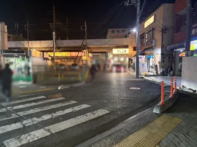 レジェへの道順 3／6：一つ目の路地を越えて直進をします。