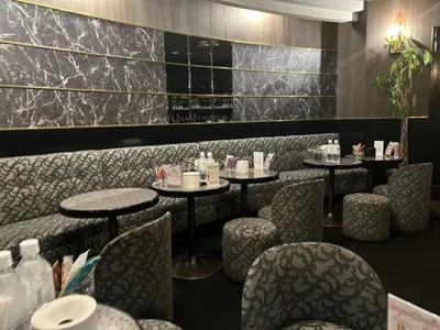 和花 （ワカ）の店内