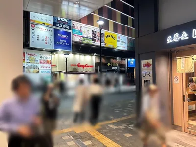 ダックスクイーンへの道順 2／7：改札を出て右へ歩きます。