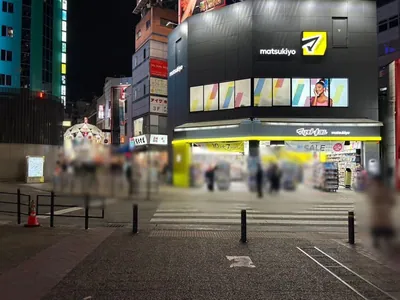 ノックスへの道順 3／8：正面の横断歩道を渡り直進を続けます。