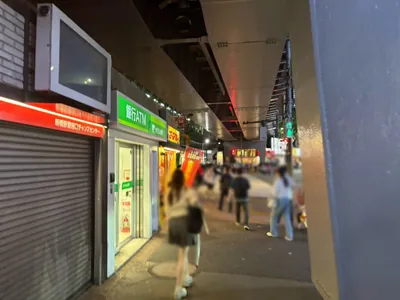 パラディへの道順 2／9：駅を背にして左手に進みます。