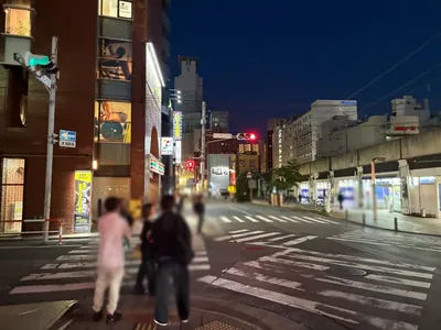 ザクラスへの道順 9／15：十字路を超えて直進を続けます。