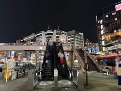 茜（アカネ）への道順 3／8：横断歩道を渡り、右斜め前のエスカレーターを上ります。