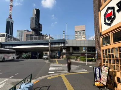 レイへの道順 3／10：横断歩道を渡って直進を続けます。