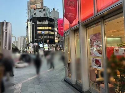 グラフへの道順 2／6：駅を背にして右手に進みます。
