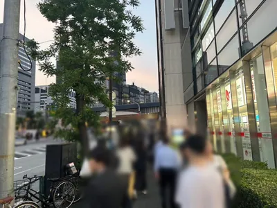 アイへの道順 2／9：駅を背にして直進します。