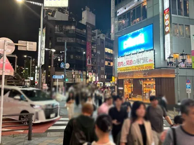 エリゼへの道順 3／8：一つ目の路地を横断歩道を渡って右折します。
