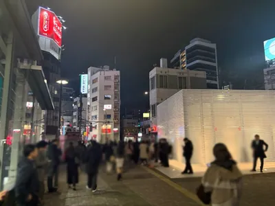 アイリスへの道順 2／8：駅を背にし、右手「西口交番」方向へ進みます。