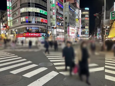 セクレへの道順 4／5：一つ目の十字路を斜め向かいに渡り右折します。